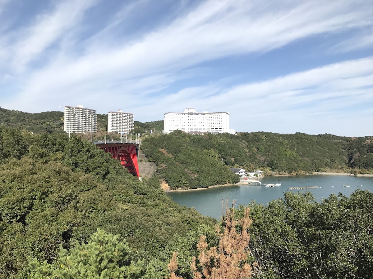 藍天白雲與紅橋景觀