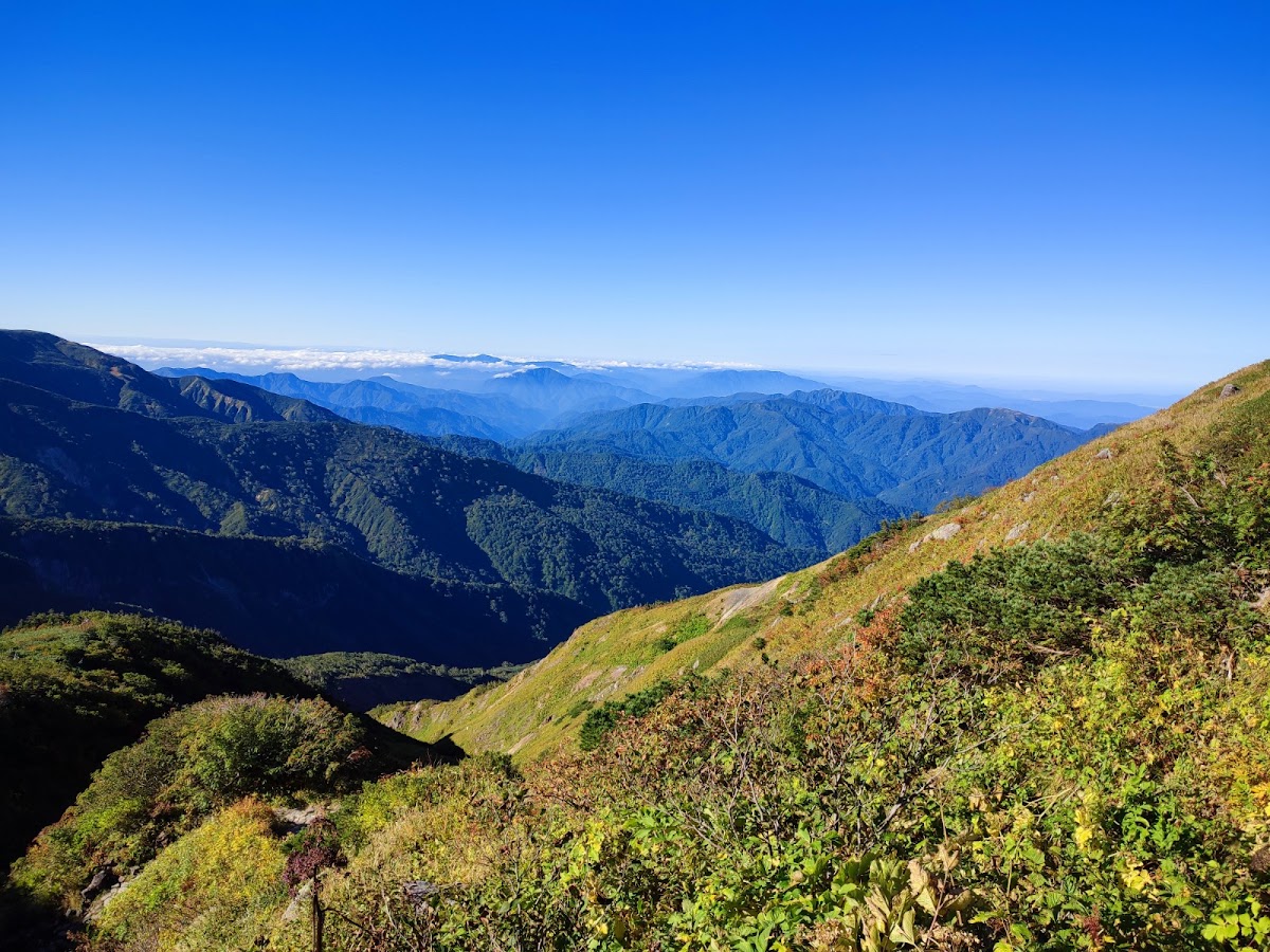 白山壯麗山脈與翠綠山谷大景
