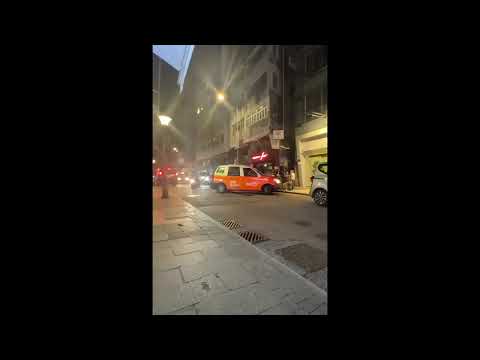 直擊 - 荷里活道兩車逆線阻塞交通 被路過市民瘋狂輸出