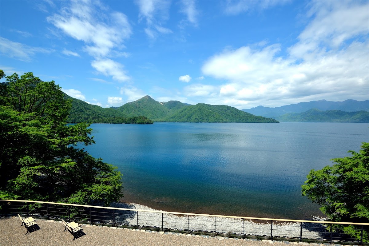 英國大使館別墅紀念公園前方的湖光山色大景