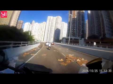 車CAM直擊 - 邊條友載貨不穩呀！？東區走廊近筲箕灣入柴灣方向大量紙皮 2024/10/25 1553