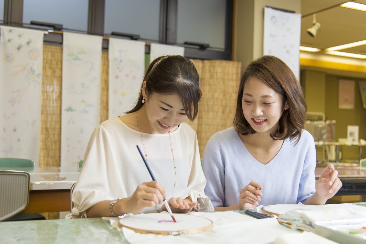 兩位女性正在室內體驗手繪友禪