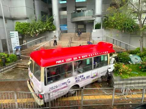 車CAM直擊 - 九龍城法院正門紅Van撞上行人路 事發一刻