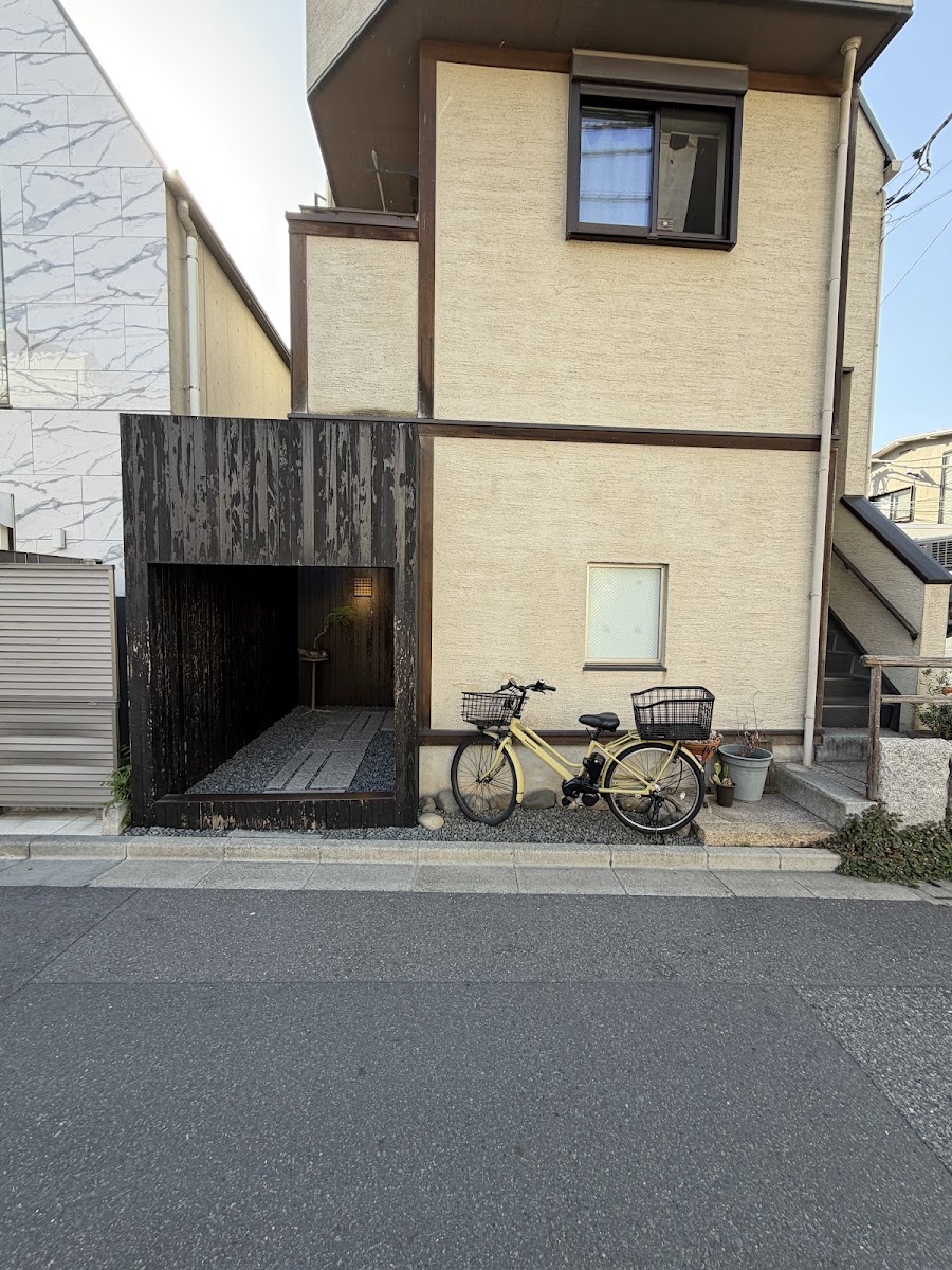 咖啡廳戶外建築完整外觀與腳踏車