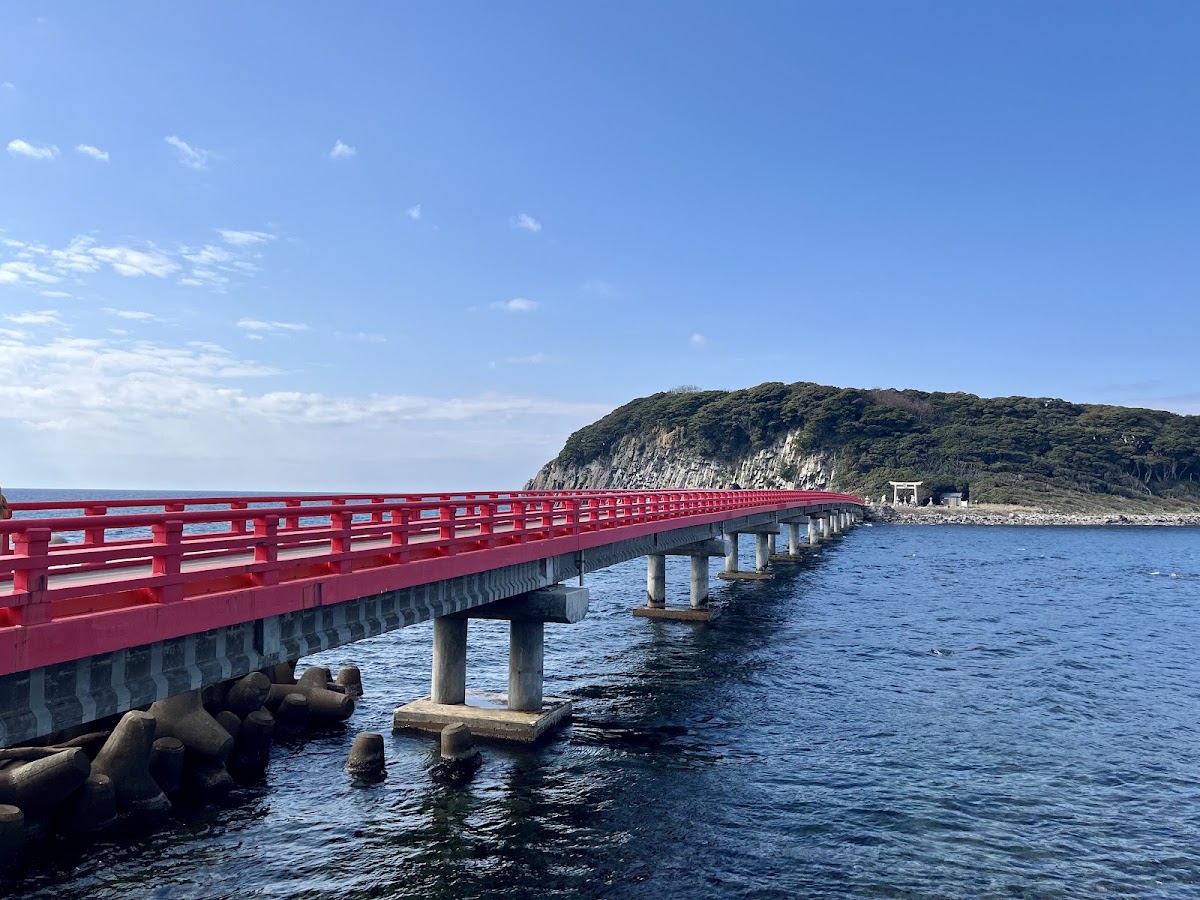 從海面上拍攝紅色雄島大橋的全景