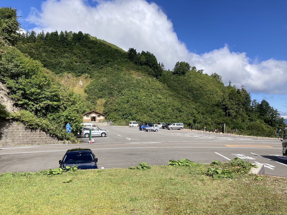晴空下的停車場與遠山