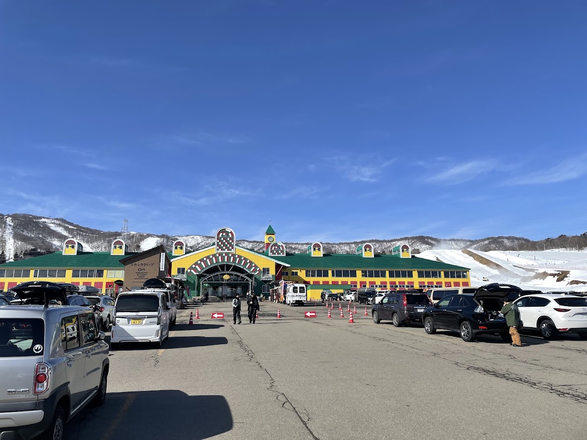 晴天下滑雪場前方的大型停車場