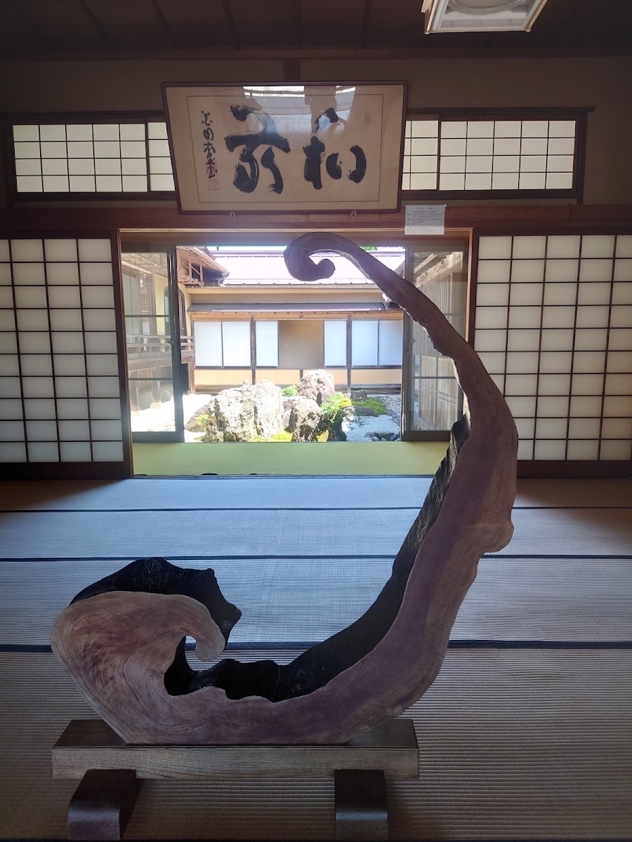室內木雕藝術品與背景庭園