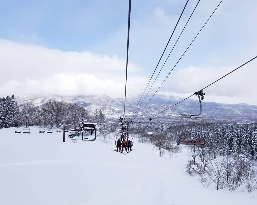 纜車上的滑雪遊客視角