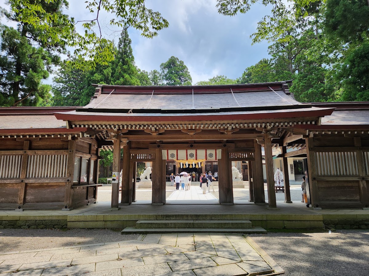 神社的木造神門正面外觀