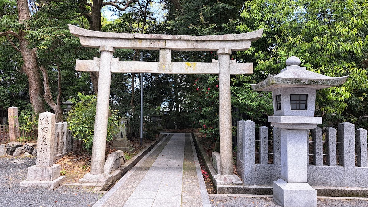 氣比神宮境內石鳥居與燈籠