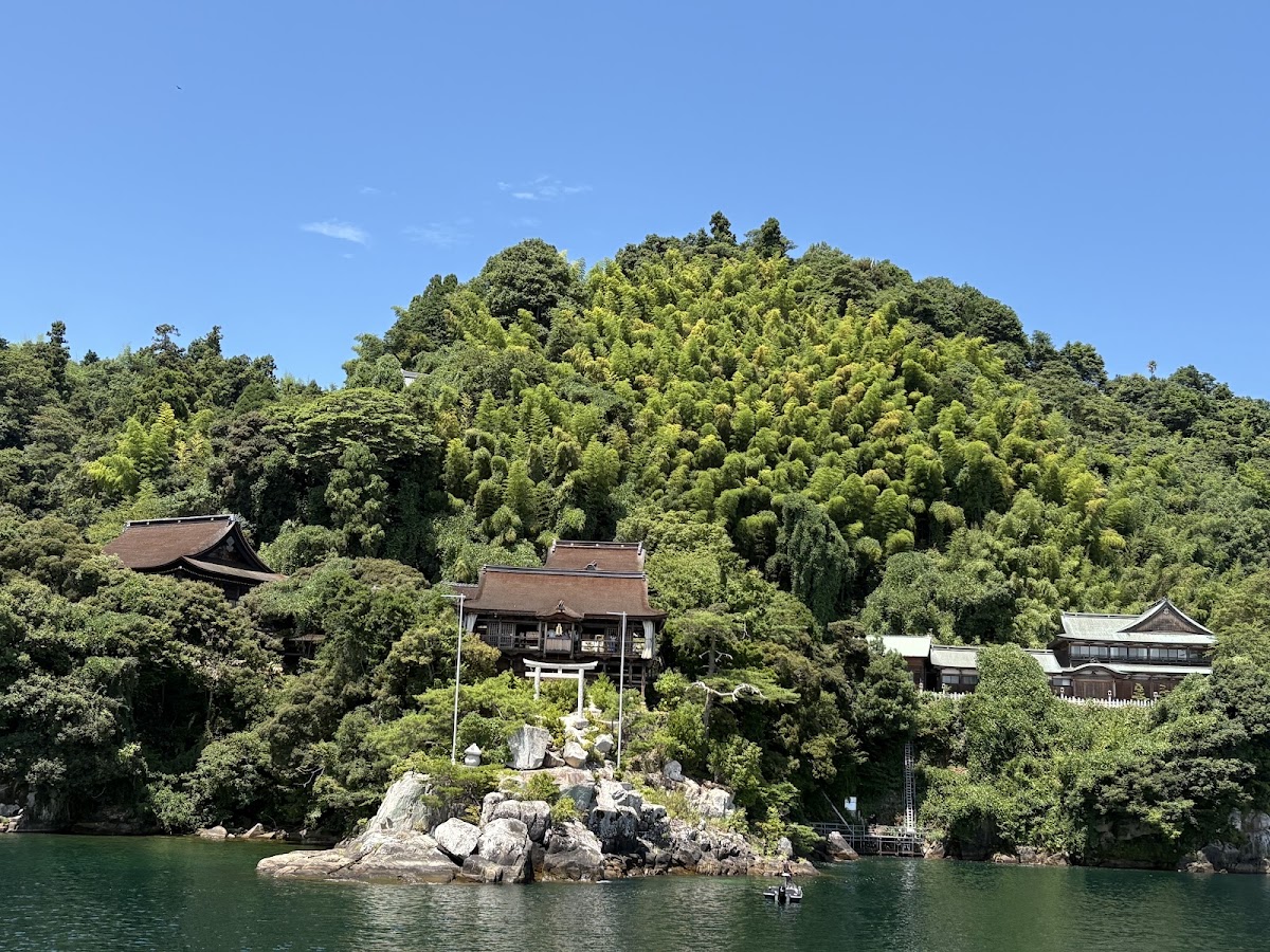 遠眺綠意盎然的竹生島全景