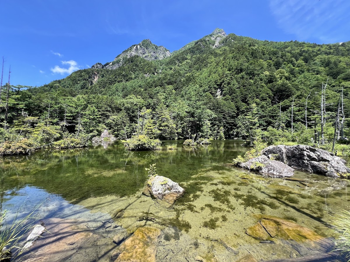明神池清澈水面與遠山