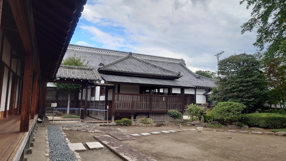 川越城戶外庭園與走廊視角