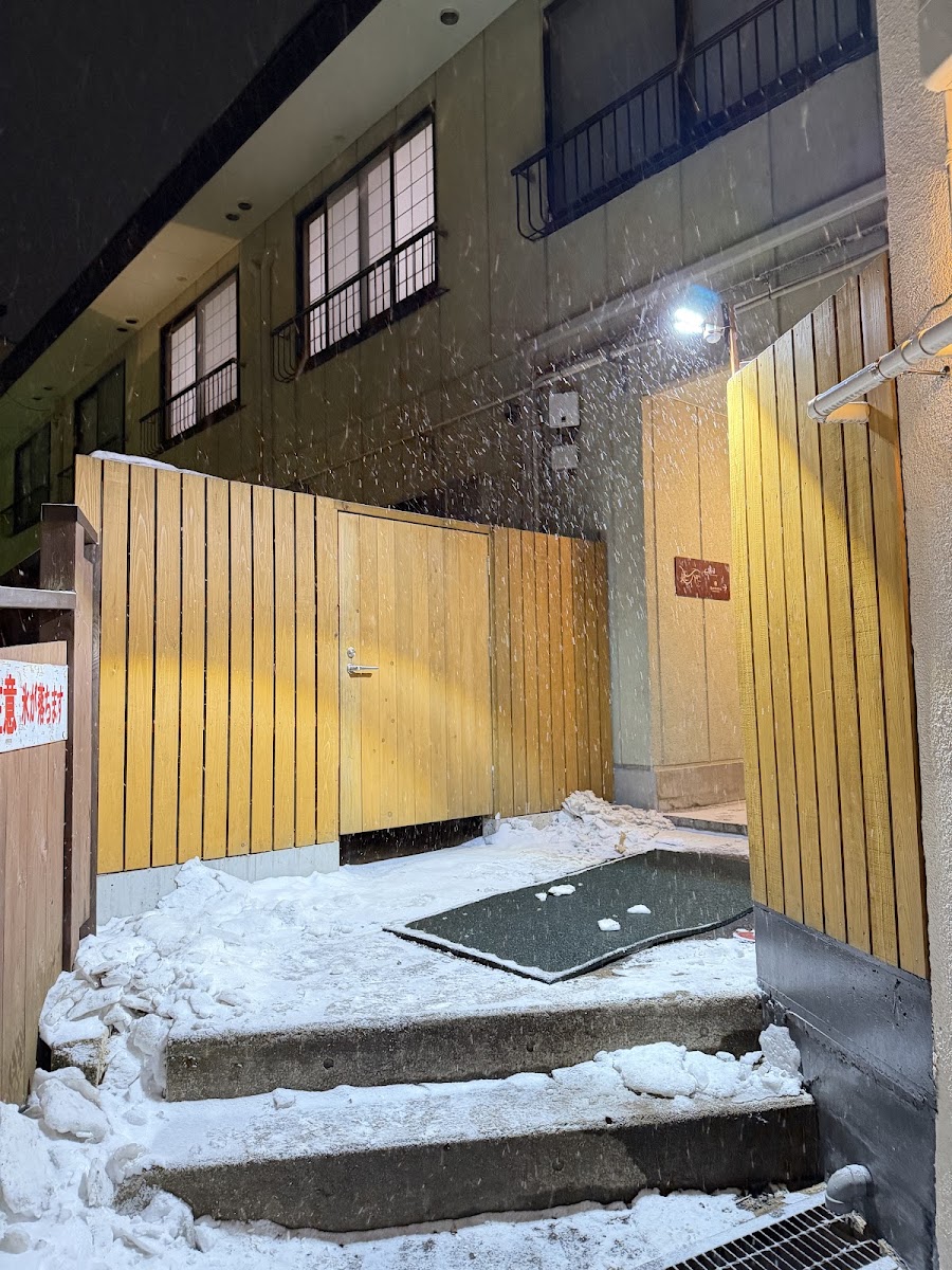 夜間雪景中的木造建築