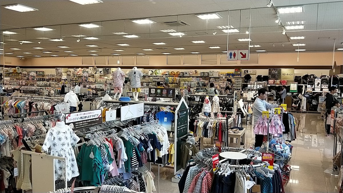 店內嬰幼兒服飾與用品區