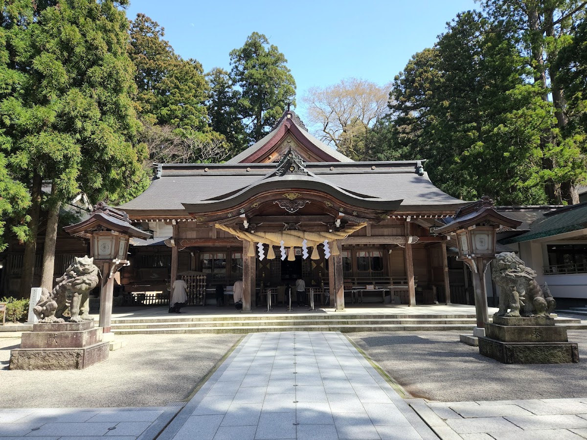 白山比咩神社本殿與石獅