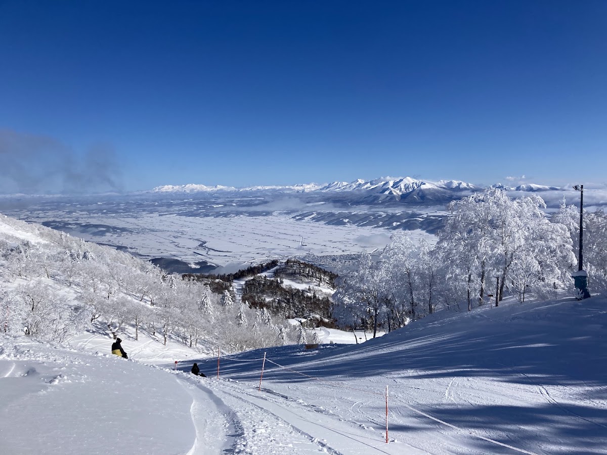 陽光下的雪場與遠山大景