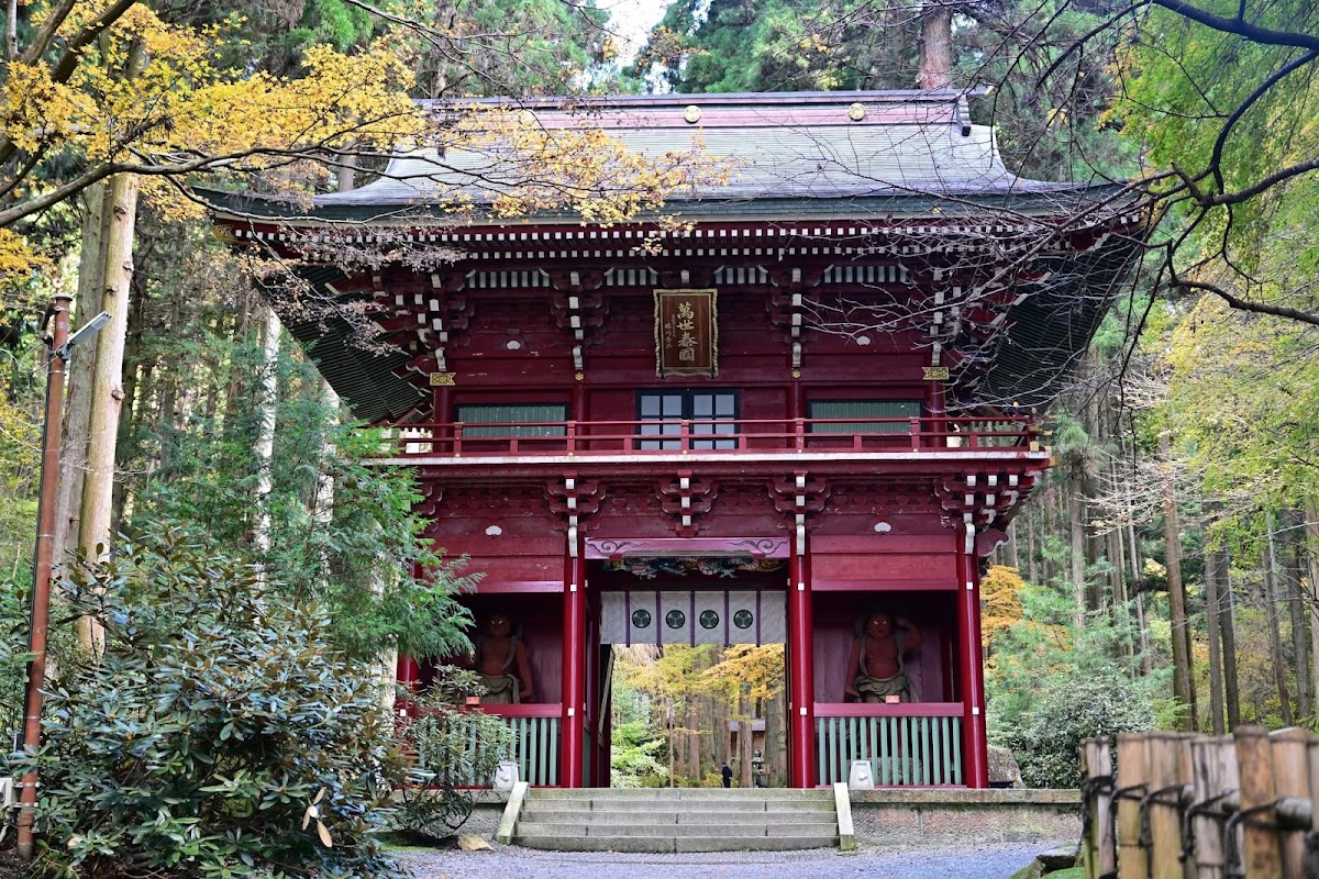 神社內紅色的莊嚴山門大景