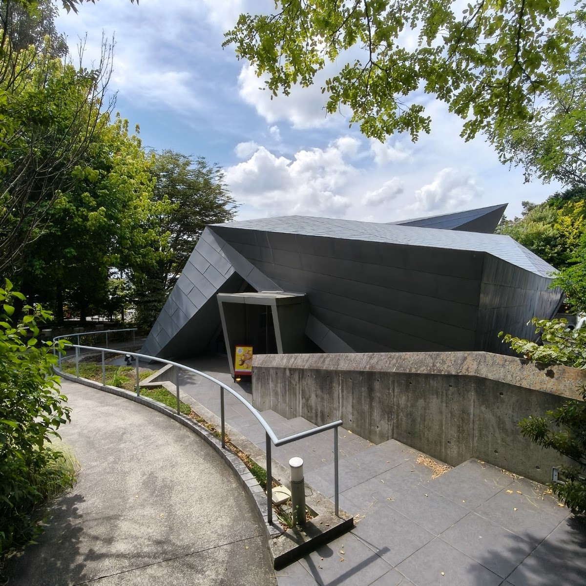 美術館建築正面外觀與綠樹藍天
