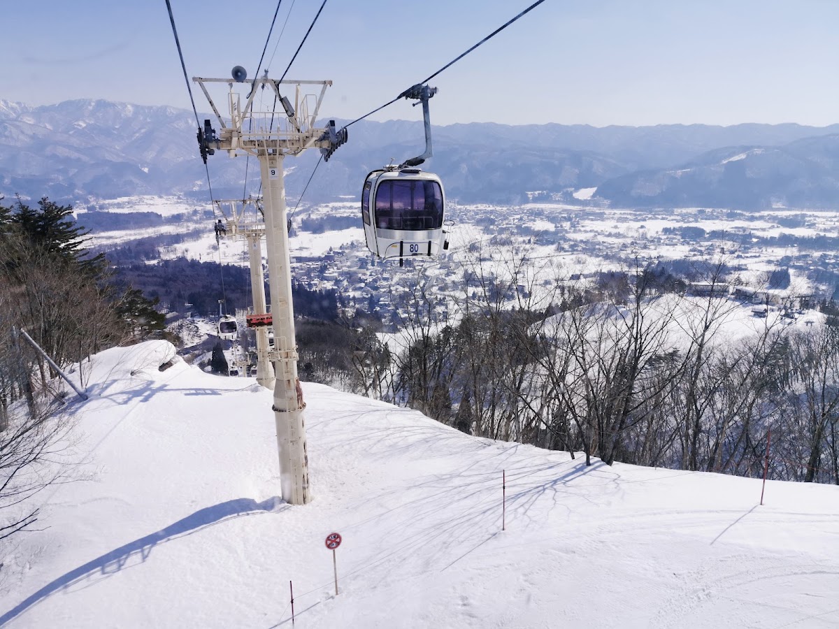 雪景中纜車與下方村落
