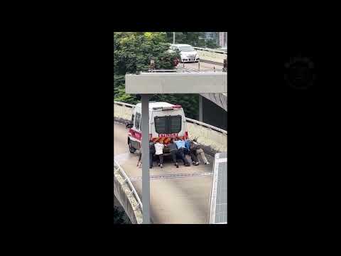 直擊 - 九龍灣警車上斜死火 熱心市民嘗試推車