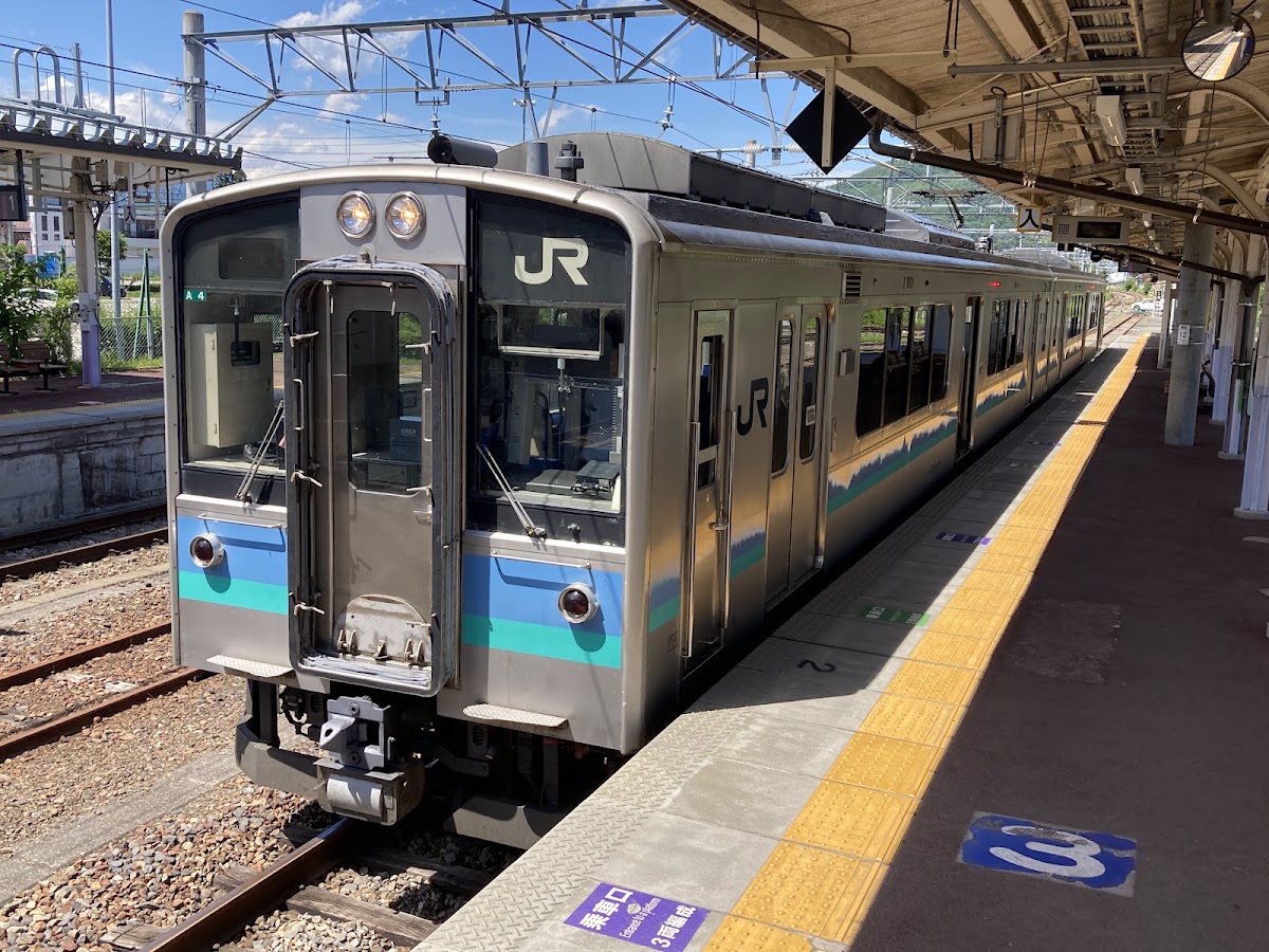 月台停靠的JR列車