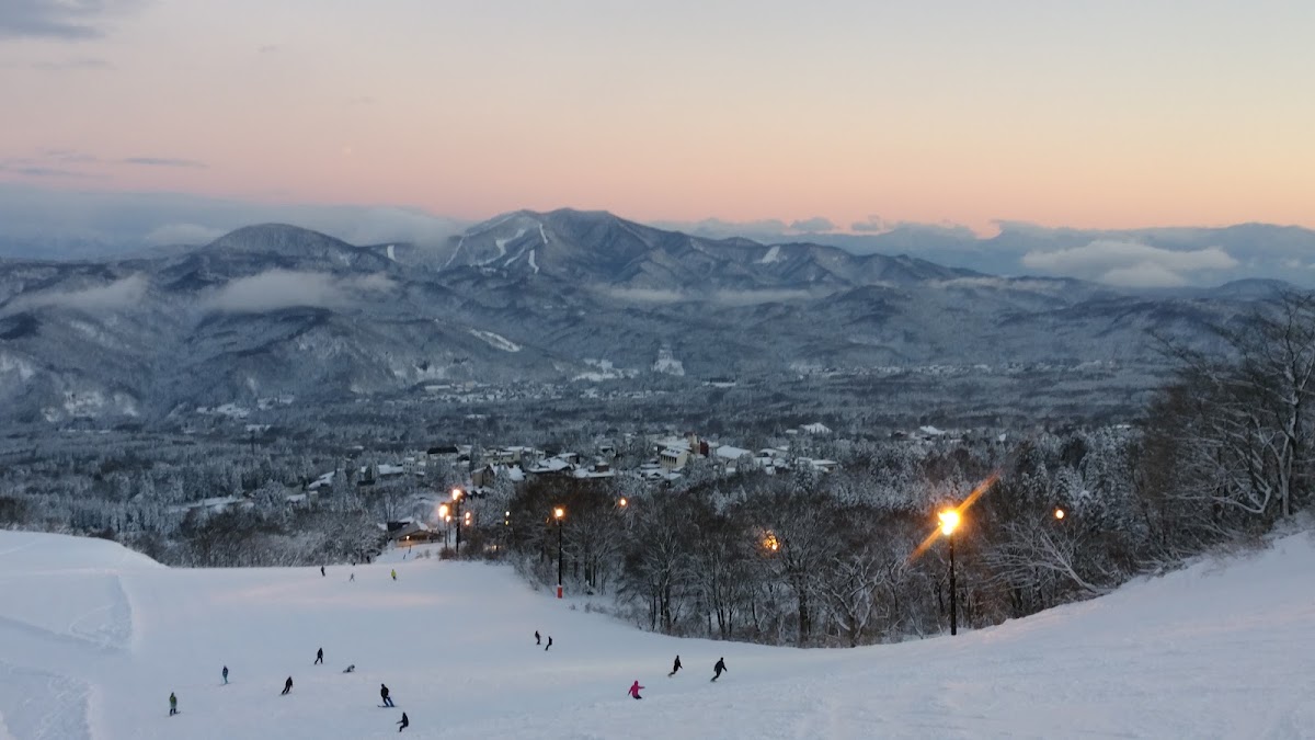 傍晚滑雪場燈光與山景
