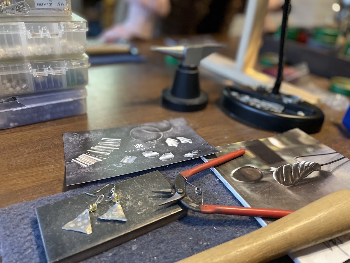 金屬工藝DIY體驗桌上的工具與成品