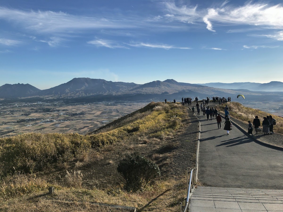 遊客漫步在大觀峰景觀步道上