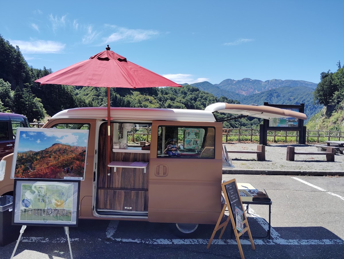 停車場停放的咖啡輕食餐車與遮陽傘