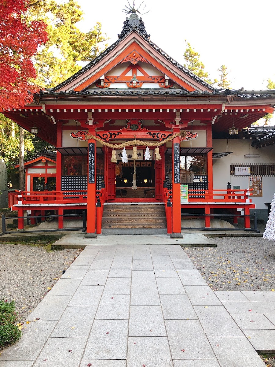 秋天紅葉下的神社主殿