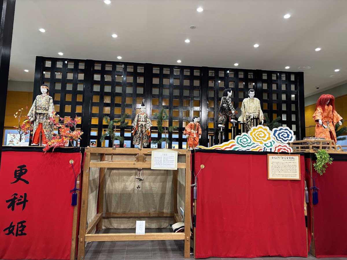 館內舞台展出多具日本傳統機關人形