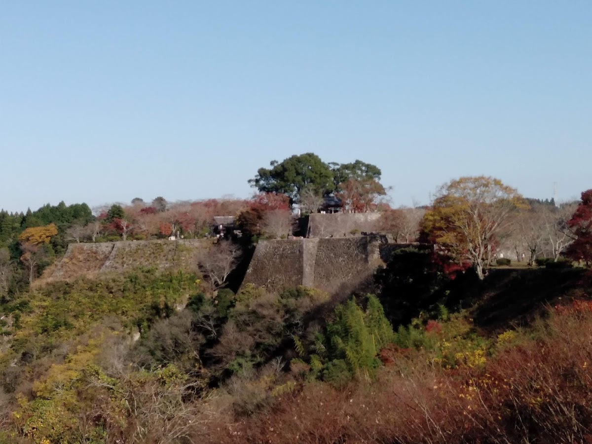 秋色中的岡城遺跡遠景