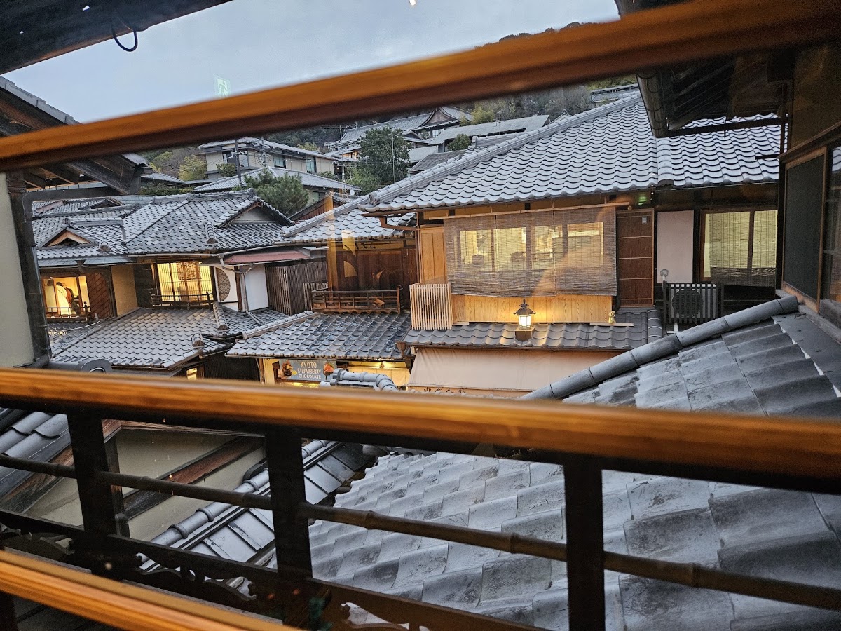 從室內窗戶眺望日式屋頂街景