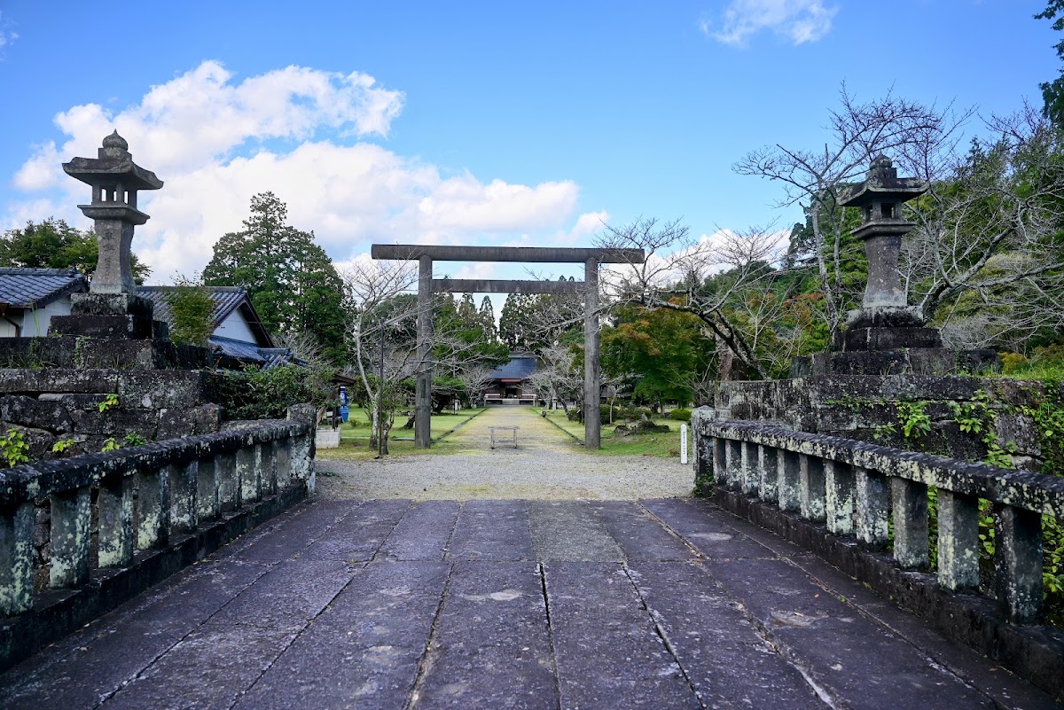 人吉城神社的鳥居與石橋