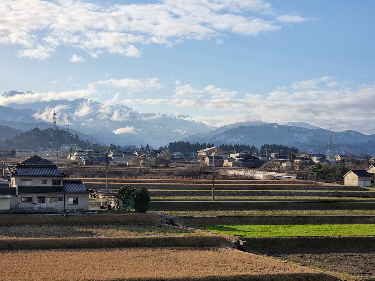 遠眺山景與鄉村田野