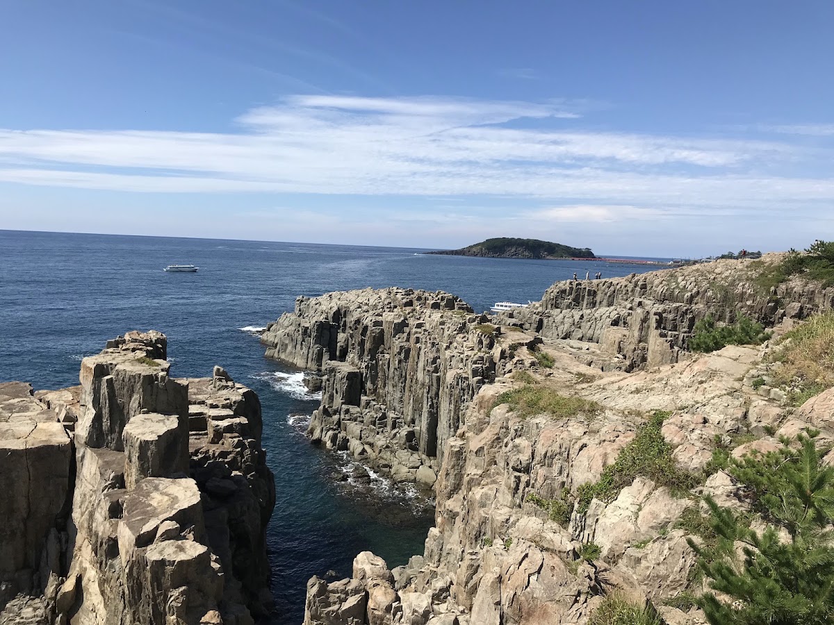 晴空萬里下的東尋坊岩壁與遠景