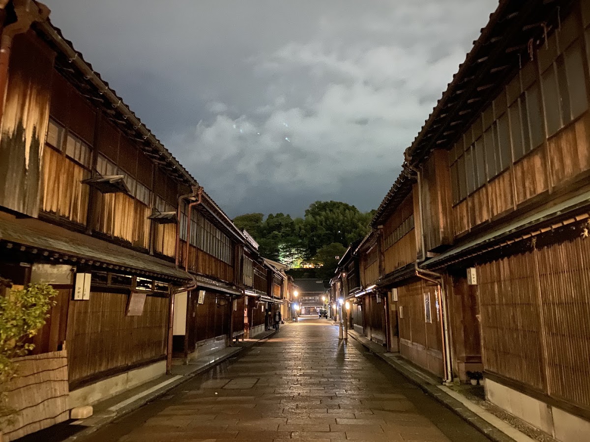 夜間點燈且濕潤的茶屋街街景