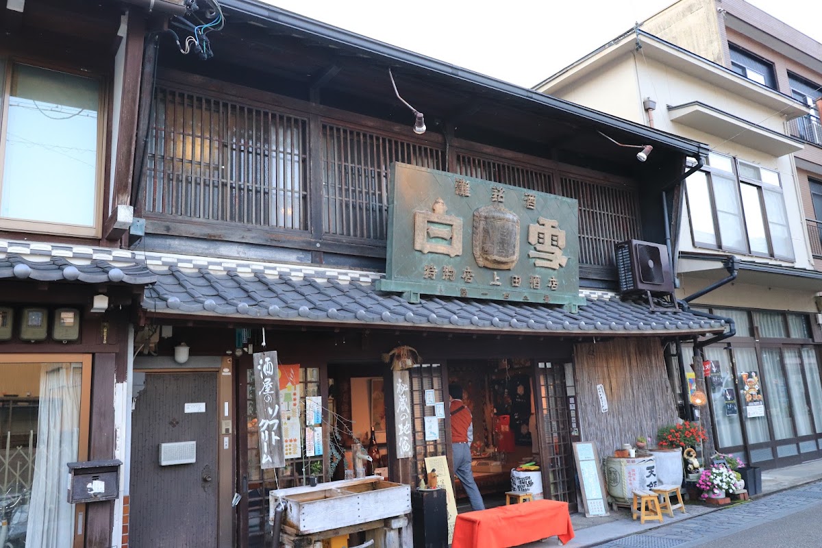 老街傳統建築外觀與招牌
