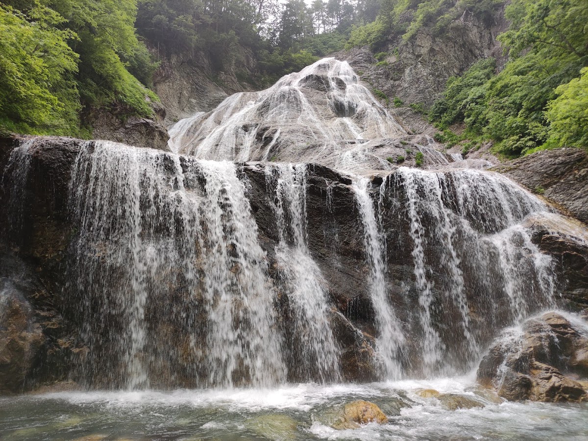 姥之瀑布下方水流大景