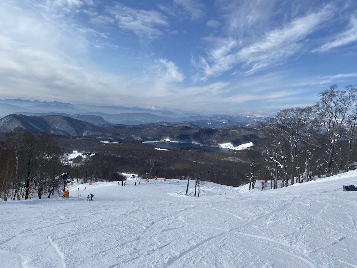 雪山遠景與滑雪道