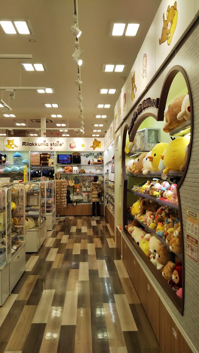 店內絨毛玩偶展示櫃