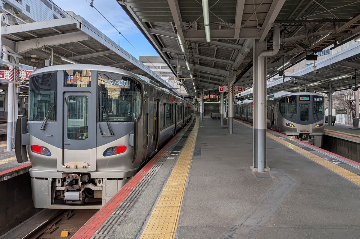 JR車站月台停靠的列車