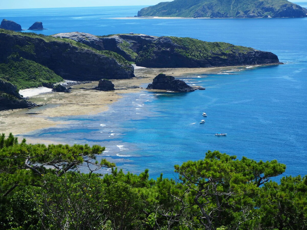 蔚藍海岸線與海上行駛的船隻