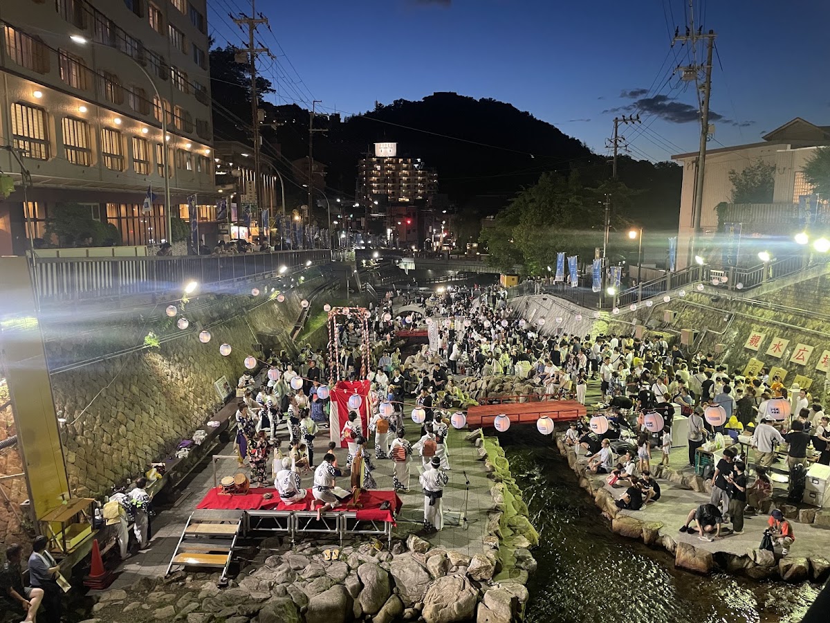夜間溫泉街與人群活動