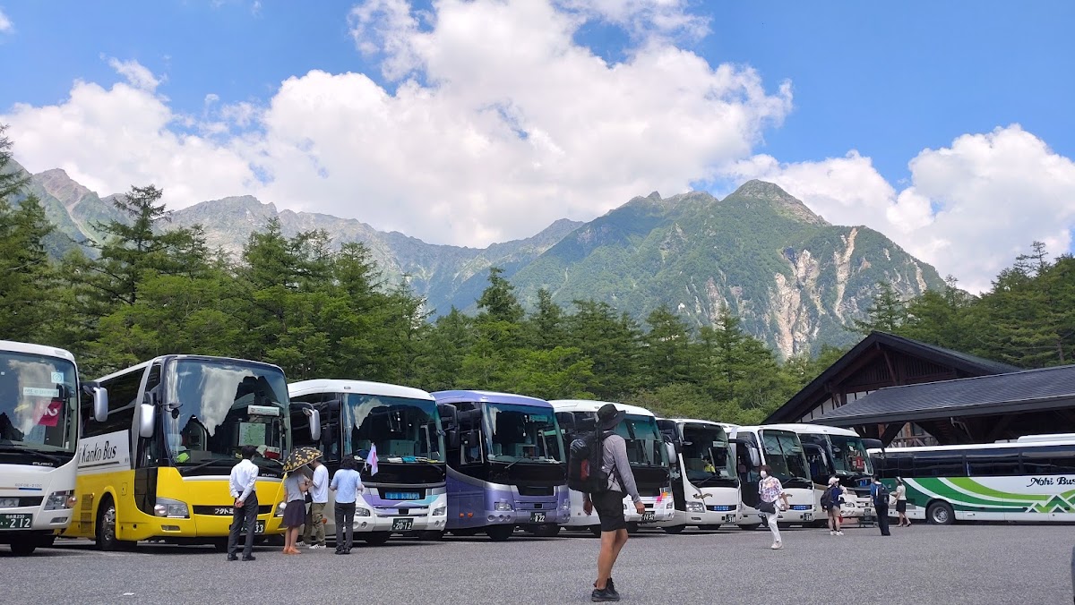 晴空下停放多輛巴士的廣場
