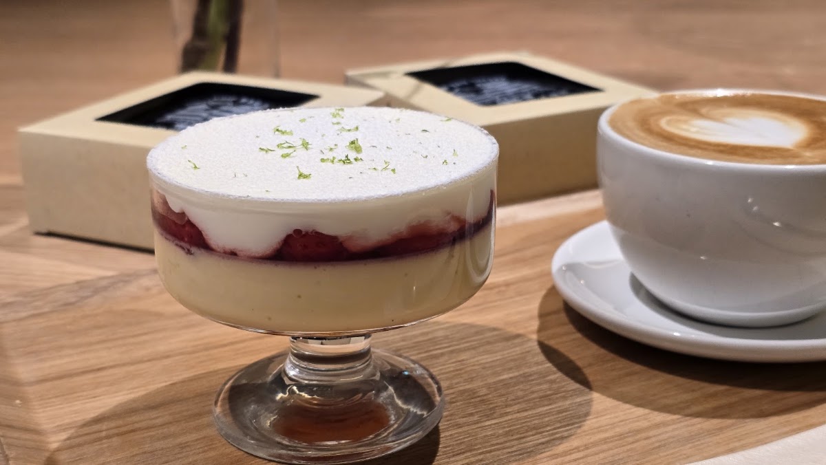 玻璃杯裝層次甜點與拿鐵咖啡