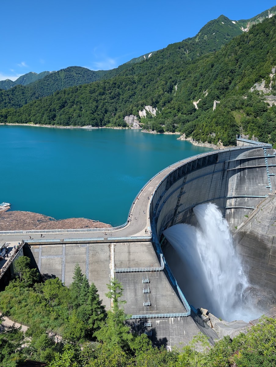 壯觀的白色水壩與碧藍湖水