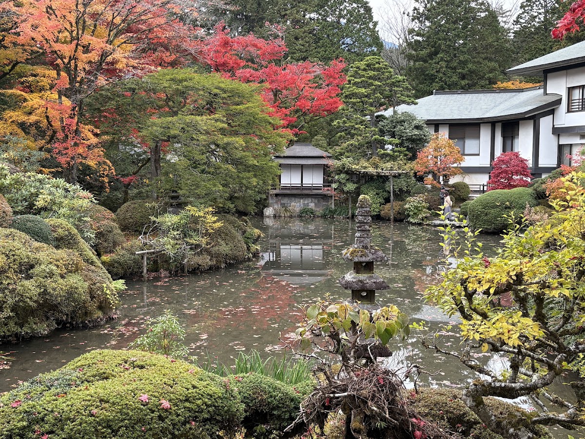 寺廟庭園造景與池水倒影